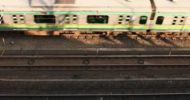 Tokyo gündüz üst görünümünde demiryolu üzerinde geçen tren.