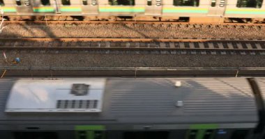 Tokyo gündüz üst görünümünde demiryolu üzerinde geçen tren.