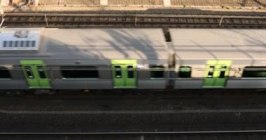 Tokyo gündüz üst görünümünde demiryolu üzerinde geçen tren.