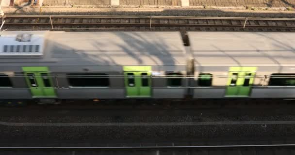 Projíždím vlakem na železnici v Tokiu na den nahoře. — Stock video