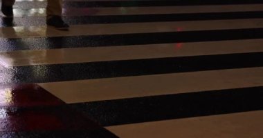 Shinjuku 'da sokakta yürüyen insanların vücut parçaları yağmurlu bir günde elde taşınıyor.