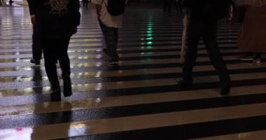 Shinjuku 'da sokakta yürüyen insanların vücut parçaları yağmurlu bir günde elde taşınıyor.