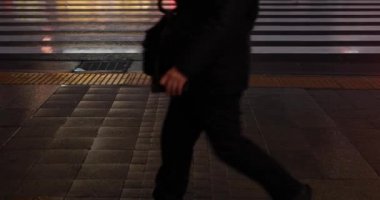 Shinjuku 'da sokakta yürüyen insanların vücut parçaları yağmurlu bir günde elde taşınıyor.