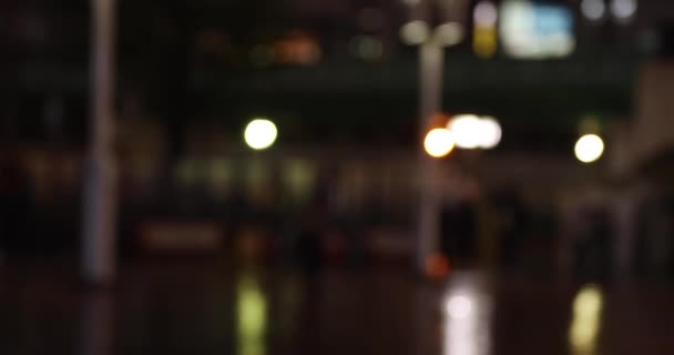 Defocused walking people on the street in Shinjuku at night rainy day handheld — Vídeo de Stock