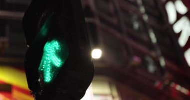 Shinjuku 'da bir gece trafik ışığı yağmurlu bir günde elde taşınır.