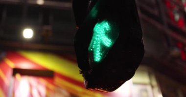 Shinjuku 'da bir gece trafik ışığı yağmurlu bir günde elde taşınır.