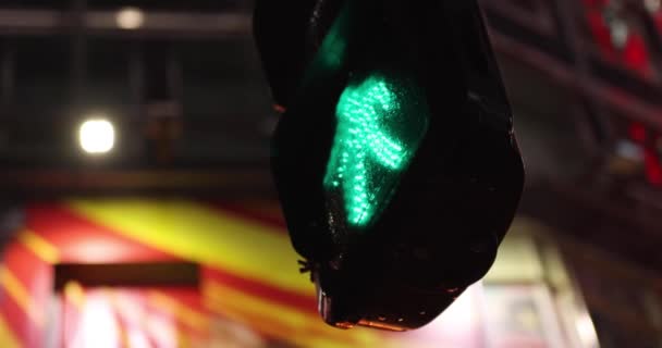 A night traffic light in Shinjuku rainy day handheld — Stockvideo
