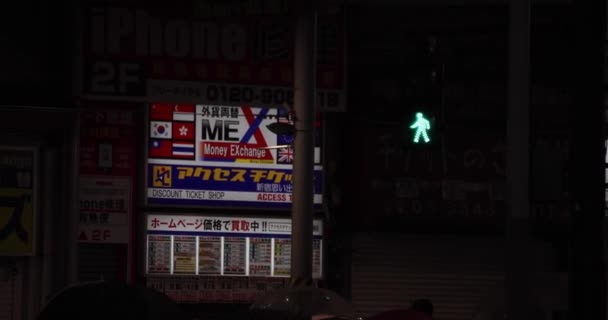 A night traffic light in Shinjuku rainy day handheld — Stockvideo