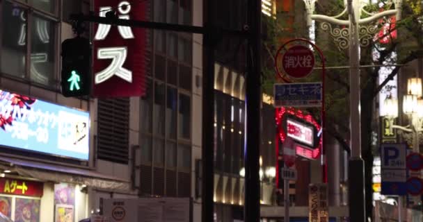 A night traffic light in Shinjuku rainy day handheld — Vídeos de Stock