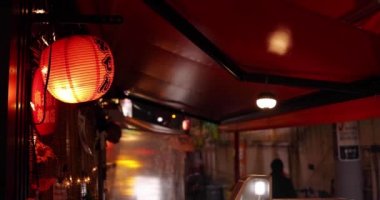 Shinjuku 'da bir gece feneri yağmurlu bir günde el kamerasıyla çekilmiş.