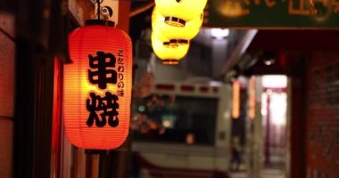 Shinjuku 'da bir gece feneri yağmurlu bir günde el kamerasıyla çekilmiş.