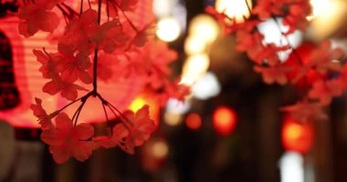 Shinjuku 'da gece elde çiçek açan yapay bir kiraz çiçeği.