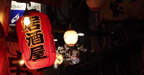 A night lantern in Shinjuku rainy day handheld close-up — Stockvideo