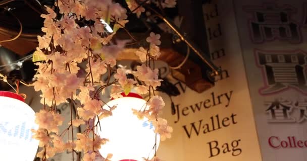 Een kunstmatige bloemen van kers bloei in Shinjuku 's nachts handheld — Stockvideo