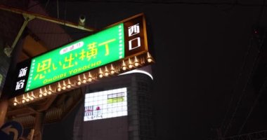 Shinjuku 'da neon bir gemi Yağmurlu bir gün elde taşınıyor