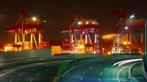 A night timelapse of logistic crane and traffic jam in Tokyo long shot tilt — Wideo stockowe
