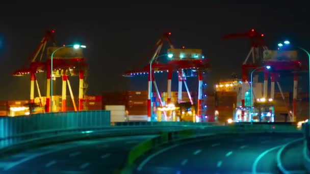 Een avond timeapse van logistieke kraan en file in Tokio tiltshift panning — Stockvideo