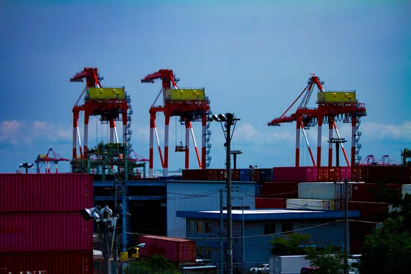 Moving cranes near the warehouse in Tokyo long shot — Stock Photo, Image