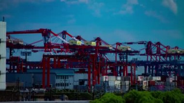 Tokyo 'daki depo yakınlarında hareket halindeki vinçlerin zaman aşımına uğraması