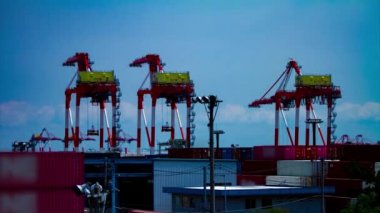 Tokyo 'daki depo yakınlarında hareket halindeki vinçlerin zaman aşımına uğraması