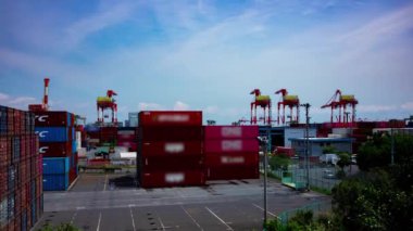 Tokyo 'daki depo yakınlarında hareket halindeki vinçlerin zaman aşımı.