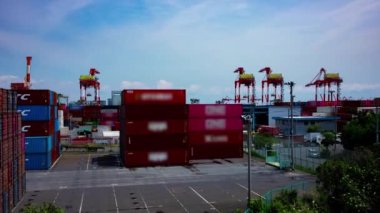 Tokyo 'daki depo yakınlarında hareket eden vinçlerin zaman aşımı