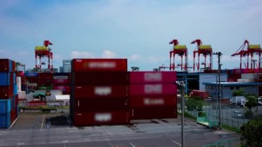 Tokyo yakınlarındaki depoda hareket halindeki vinçlerin zaman aşımı