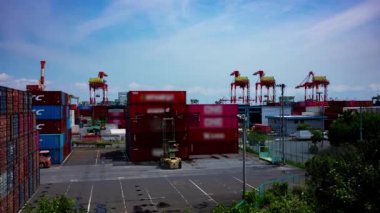 Tokyo 'daki depo yakınlarında hareket eden vinçlerin zaman aşımı