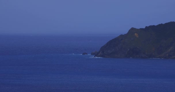 Promontorio Manenzaki cerca del océano azul en Amami oshima Kagoshima — Vídeo de stock