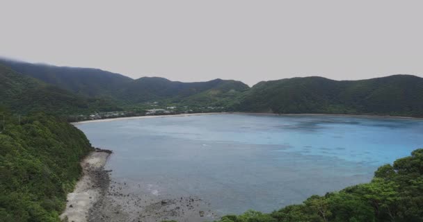 Promontorio di Manenzaki vicino all'oceano blu in Amami oshima Kagoshima panning — Video Stock