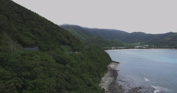 Manenzaki promontorio cerca del océano azul en Amami oshima Kagoshima tiro ancho — Vídeo de stock