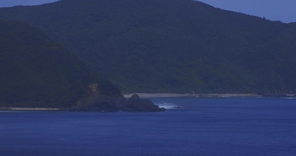 Promontório de Manenzaki perto do oceano azul em Amami oshima Kagoshima — Vídeo de Stock