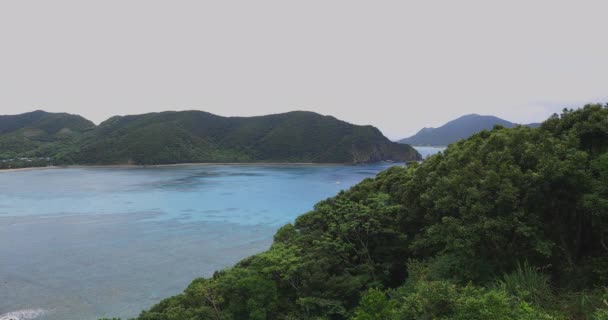 Manenzaki promontorio cerca del océano azul en Amami oshima Kagoshima tiro ancho — Vídeo de stock