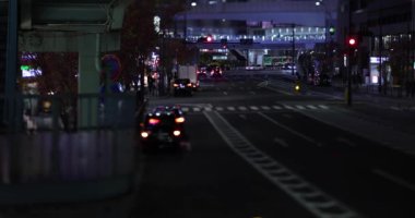Shibuya Tokyo 'da şehir merkezinde gece minyatür bir trafik sıkışıklığı