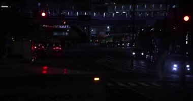 Shibuya Tokyo 'da şehir merkezinde gece trafiği sıkışık.
