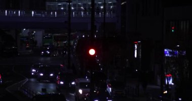 Shibuya Tokyo 'da şehir merkezinde gece trafiği sıkışık.