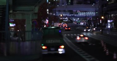 Shibuya Tokyo 'da şehir merkezinde gece minyatür bir trafik sıkışıklığı