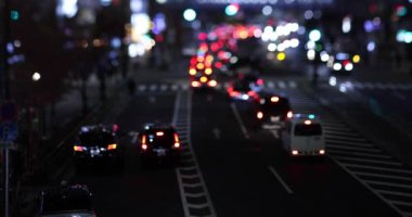 Shibuya Tokyo 'da şehir merkezinde gece minyatür bir trafik sıkışıklığı