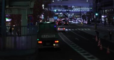 Shibuya Tokyo 'da şehir merkezinde gece minyatür bir trafik sıkışıklığı