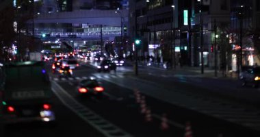 Shibuya Tokyo 'da şehir merkezinde gece minyatür bir trafik sıkışıklığı