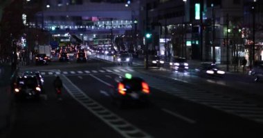 Shibuya Tokyo 'da şehir merkezinde gece minyatür bir trafik sıkışıklığı
