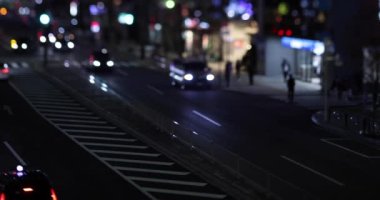 Shibuya Tokyo 'da şehir merkezinde gece minyatür bir trafik sıkışıklığı