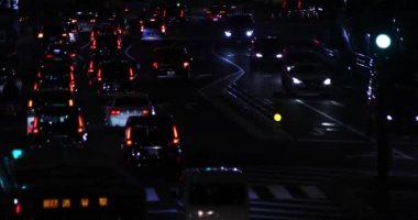 Shibuya Tokyo 'da şehir merkezinde gece trafiği sıkışık.