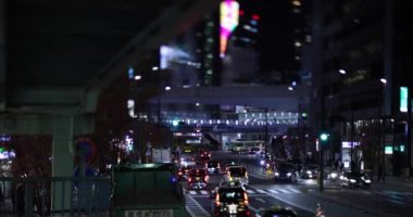 Shibuya Tokyo 'da şehir merkezinde gece minyatür bir trafik sıkışıklığı