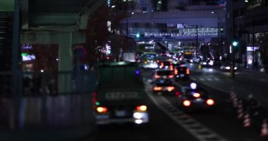 Shibuya Tokyo 'da şehir merkezinde gece minyatür bir trafik sıkışıklığı