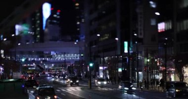 Shibuya Tokyo 'da şehir merkezinde gece minyatür bir trafik sıkışıklığı