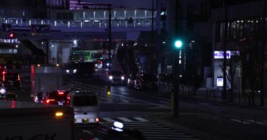 Shibuya Tokyo 'da şehir merkezinde gece trafiği sıkışık.