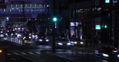 Shibuya Tokyo 'da şehir merkezinde gece trafiği sıkışık.