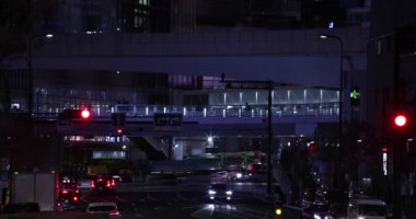 Shibuya Tokyo 'da şehir merkezinde gece trafiği sıkışık.