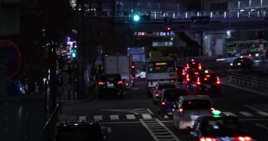 Shibuya Tokyo 'da şehir merkezinde gece trafiği sıkışık.